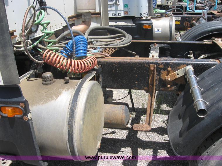 image for item 2000 1994 Kenworth Construct T400 semi truck