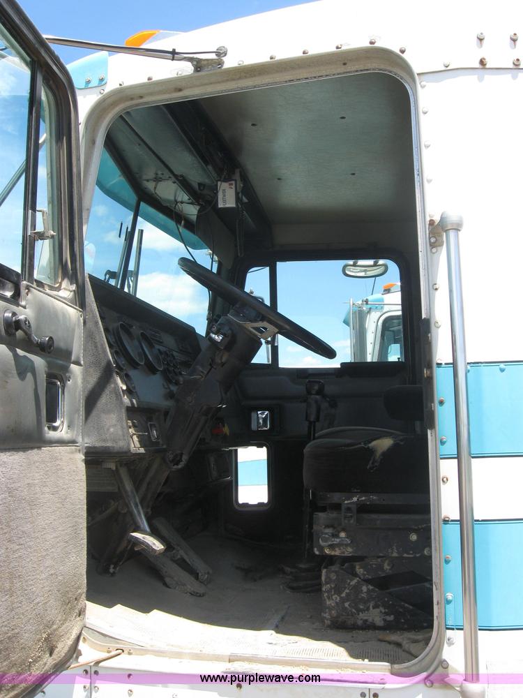 image for item 2000 1994 Kenworth Construct T400 semi truck