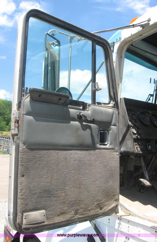 image for item 2000 1994 Kenworth Construct T400 semi truck