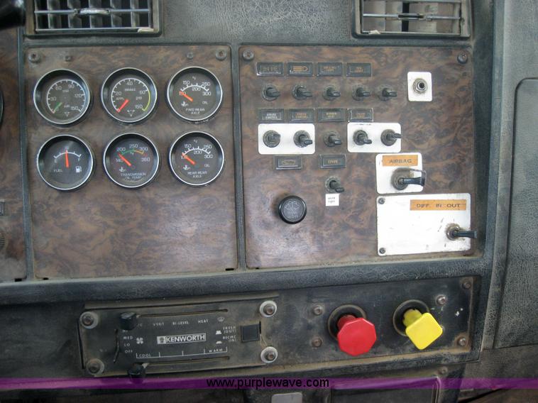 image for item 2000 1994 Kenworth Construct T400 semi truck