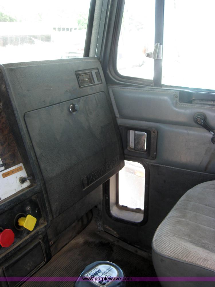 image for item 2000 1994 Kenworth Construct T400 semi truck