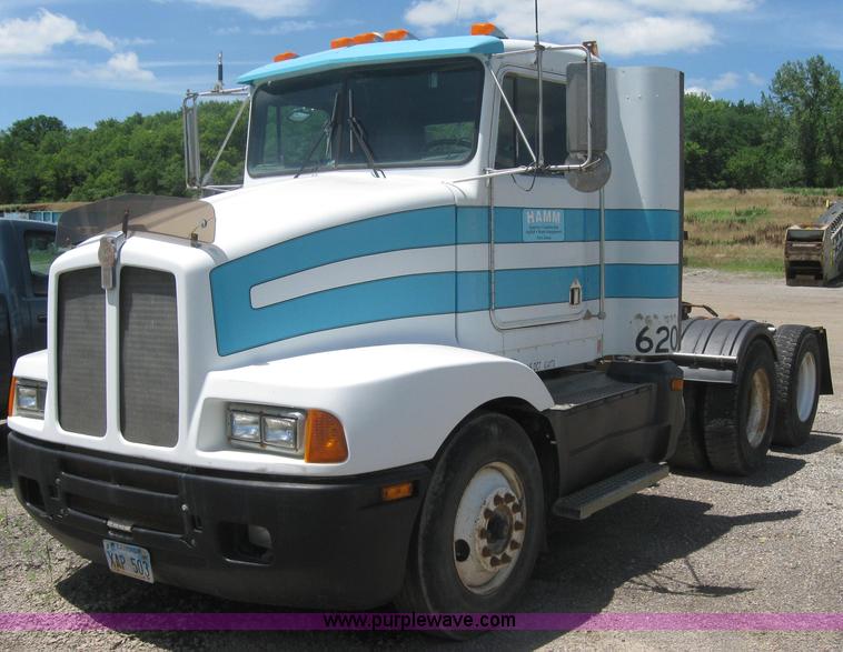 image for item 2001 1994 Kenworth Contruct T400 semi truck