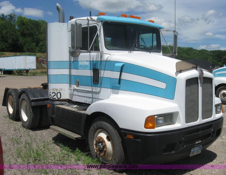 image for item 2001 1994 Kenworth Contruct T400 semi truck