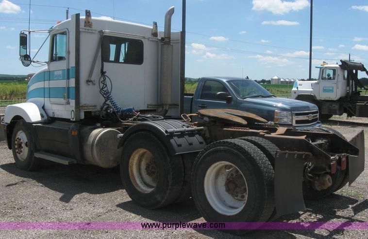 image for item 2001 1994 Kenworth Contruct T400 semi truck