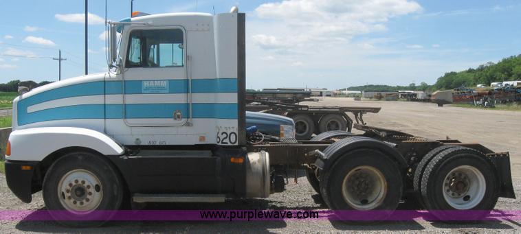 image for item 2001 1994 Kenworth Contruct T400 semi truck