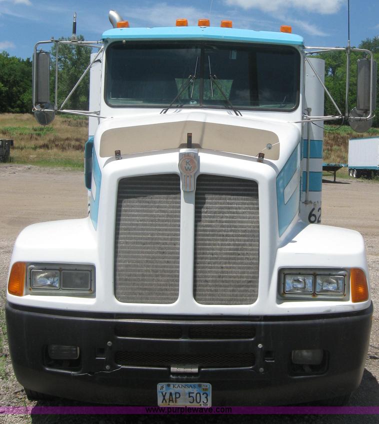 image for item 2001 1994 Kenworth Contruct T400 semi truck