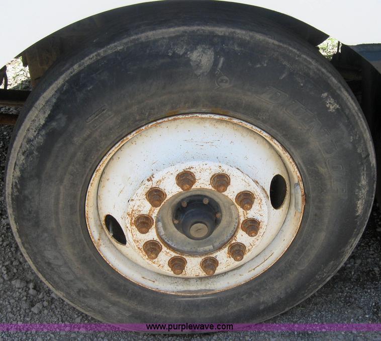 image for item 2001 1994 Kenworth Contruct T400 semi truck