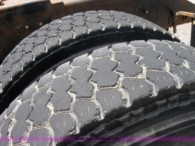 image for item 2001 1994 Kenworth Contruct T400 semi truck