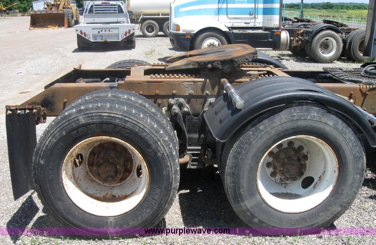 image for item 2001 1994 Kenworth Contruct T400 semi truck