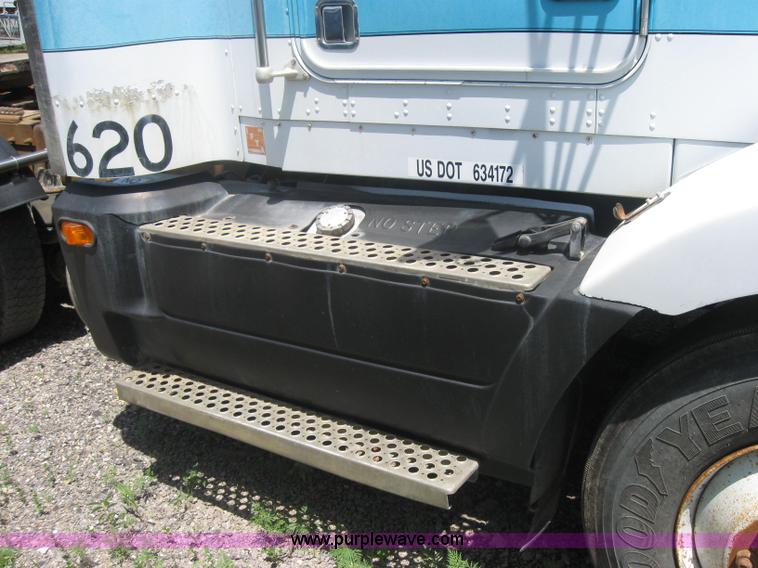 image for item 2001 1994 Kenworth Contruct T400 semi truck