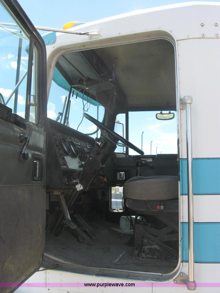 image for item 2001 1994 Kenworth Contruct T400 semi truck