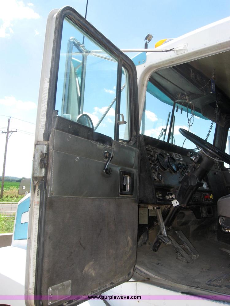 image for item 2001 1994 Kenworth Contruct T400 semi truck