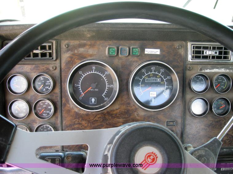 image for item 2001 1994 Kenworth Contruct T400 semi truck