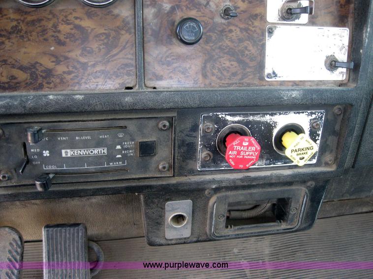 image for item 2001 1994 Kenworth Contruct T400 semi truck