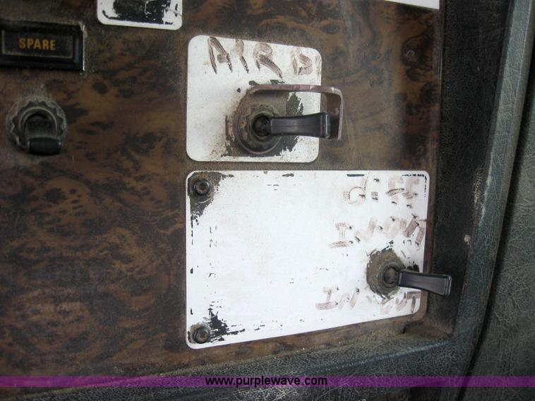 image for item 2001 1994 Kenworth Contruct T400 semi truck