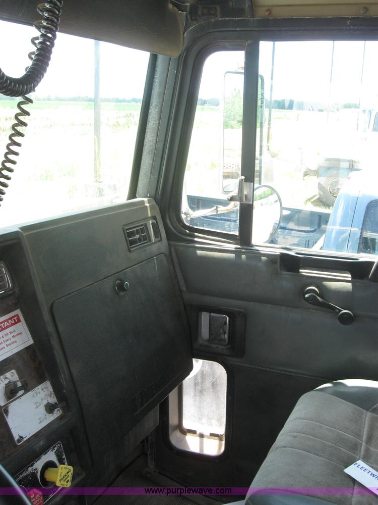 image for item 2001 1994 Kenworth Contruct T400 semi truck