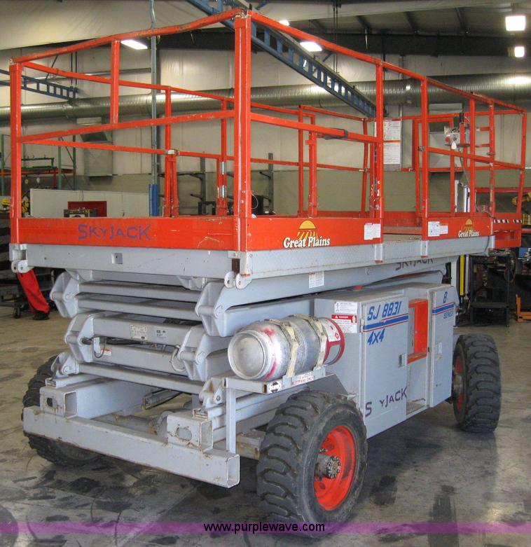 image for item 2035 2000 Skyjack SJ8831 scissor lift