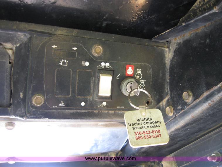 image for item 2122 1997 John Deere 8875 skid steer