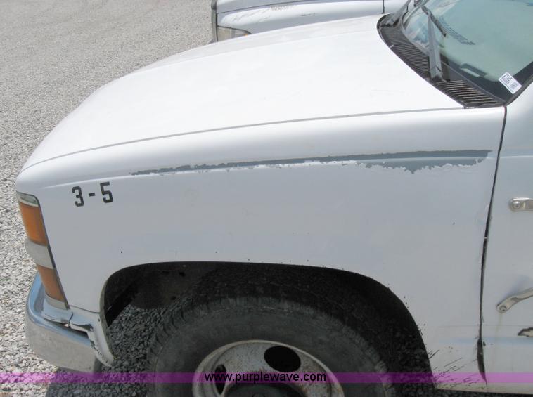 image for item 2125 1999 Chevrolet C3500 pickup truck