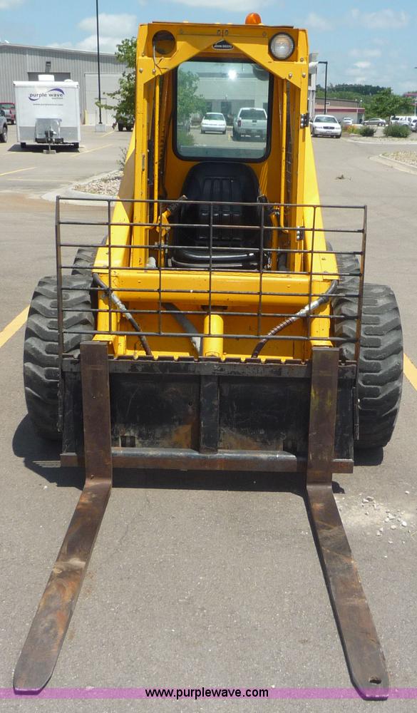 image for item 2156 1993 John Deere 675B skid steer