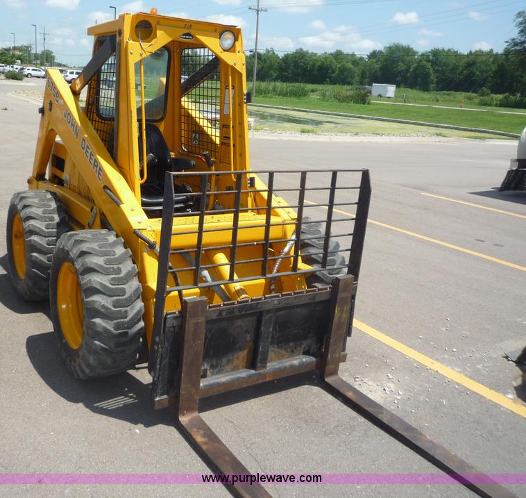 image for item 2156 1993 John Deere 675B skid steer