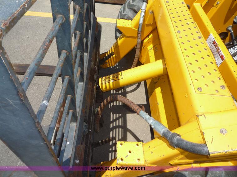 image for item 2156 1993 John Deere 675B skid steer