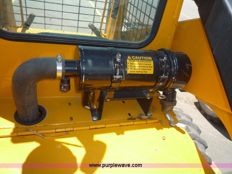 image for item 2156 1993 John Deere 675B skid steer