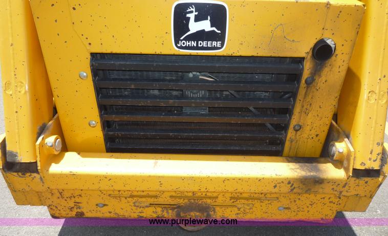image for item 2156 1993 John Deere 675B skid steer