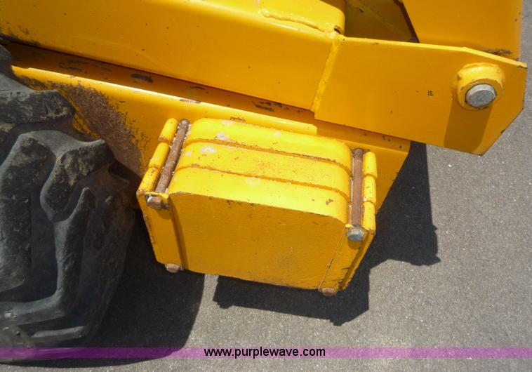 image for item 2156 1993 John Deere 675B skid steer