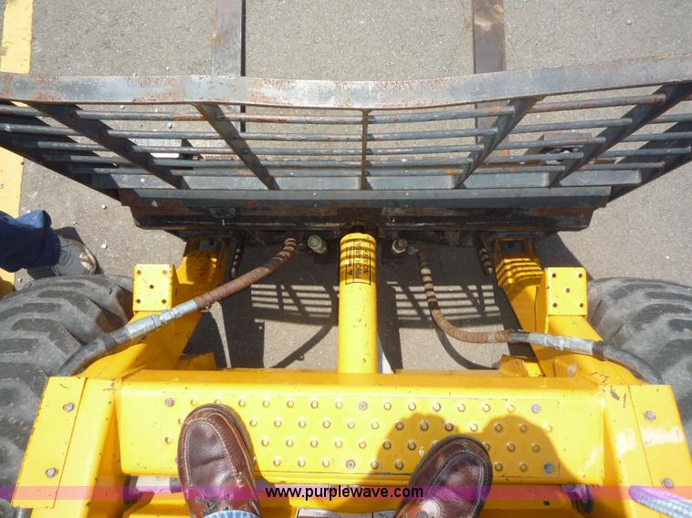 image for item 2156 1993 John Deere 675B skid steer