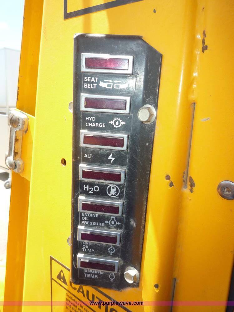 image for item 2156 1993 John Deere 675B skid steer