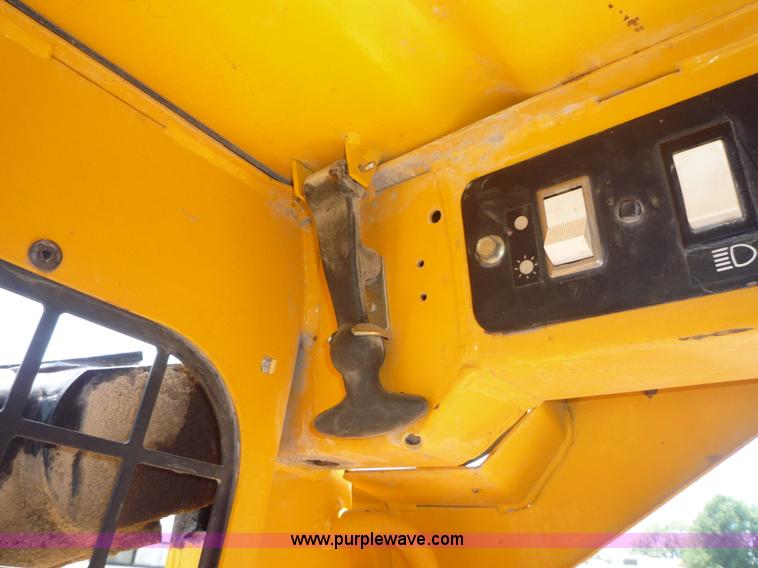 image for item 2156 1993 John Deere 675B skid steer