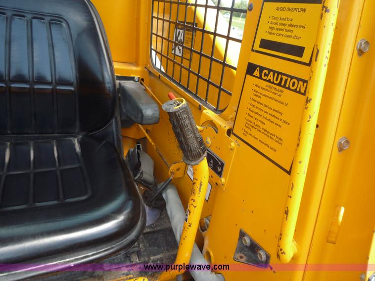image for item 2156 1993 John Deere 675B skid steer