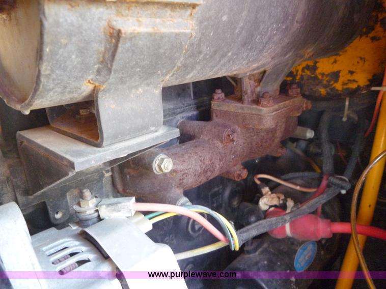 image for item 2156 1993 John Deere 675B skid steer