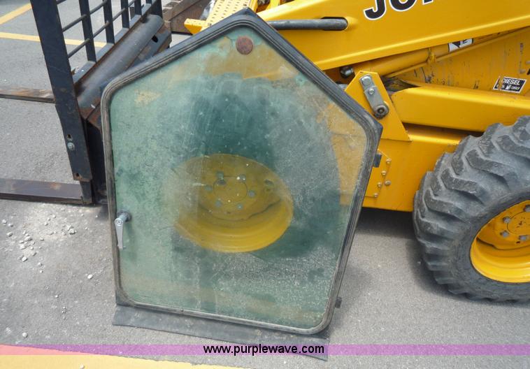 image for item 2156 1993 John Deere 675B skid steer