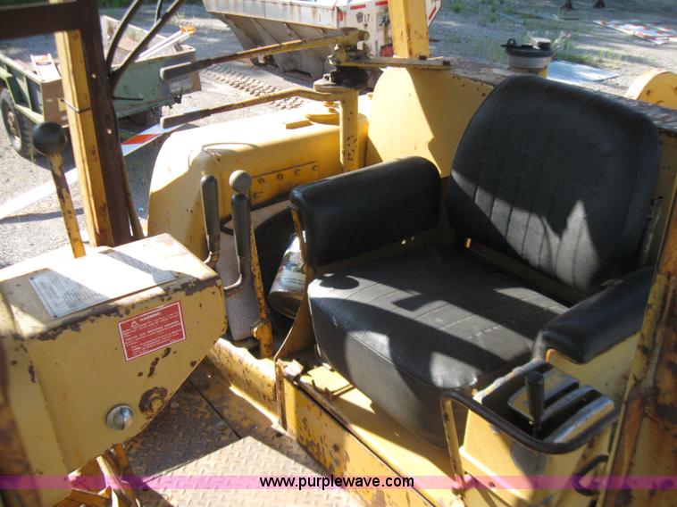 image for item 2271 1972 Caterpillar D7F dozer