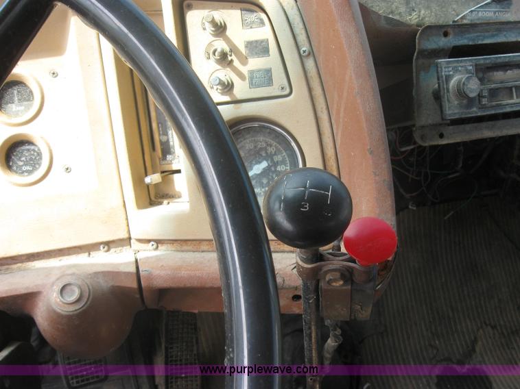 image for item 2313 1982 Ford Conventional L800 crane truck