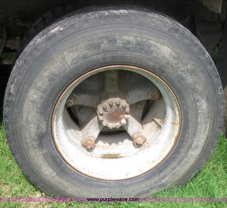 image for item 2313 1982 Ford Conventional L800 crane truck