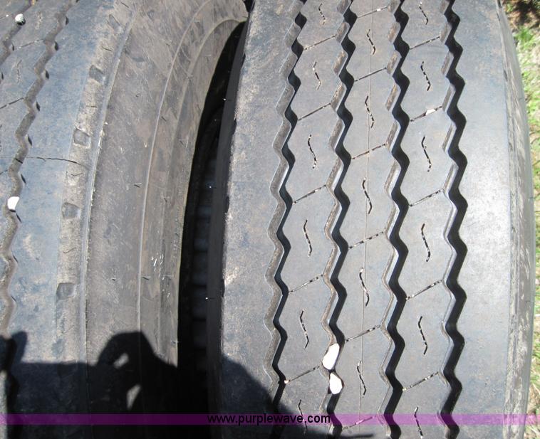 image for item 3000 1976 Hyster detachable low boy trailer