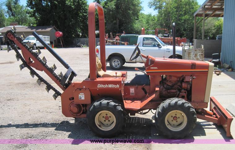 image for item 3014 1988 Ditch Witch 2310 trencher