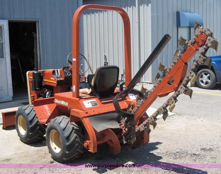 image for item 3014 1988 Ditch Witch 2310 trencher