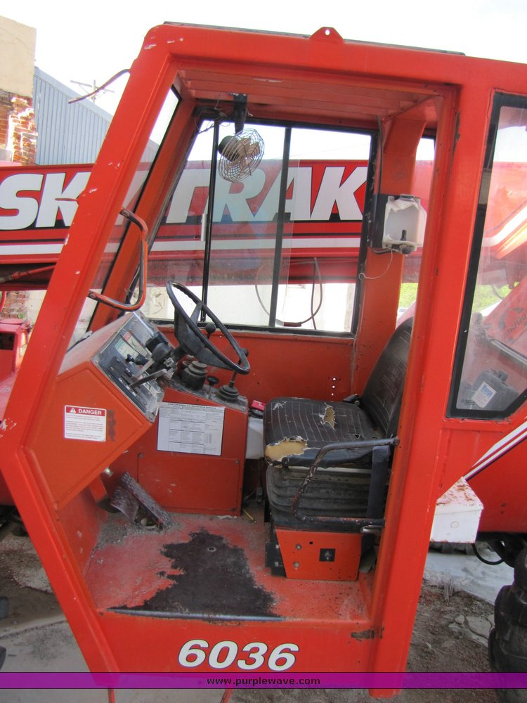 image for item 3317 1992 SkyTrak 6036 telehandler