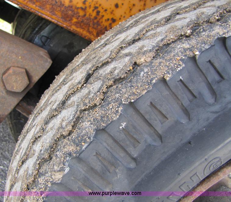 image for item 3345 Backhoe Pro 23' Econoline 12 ton trailer