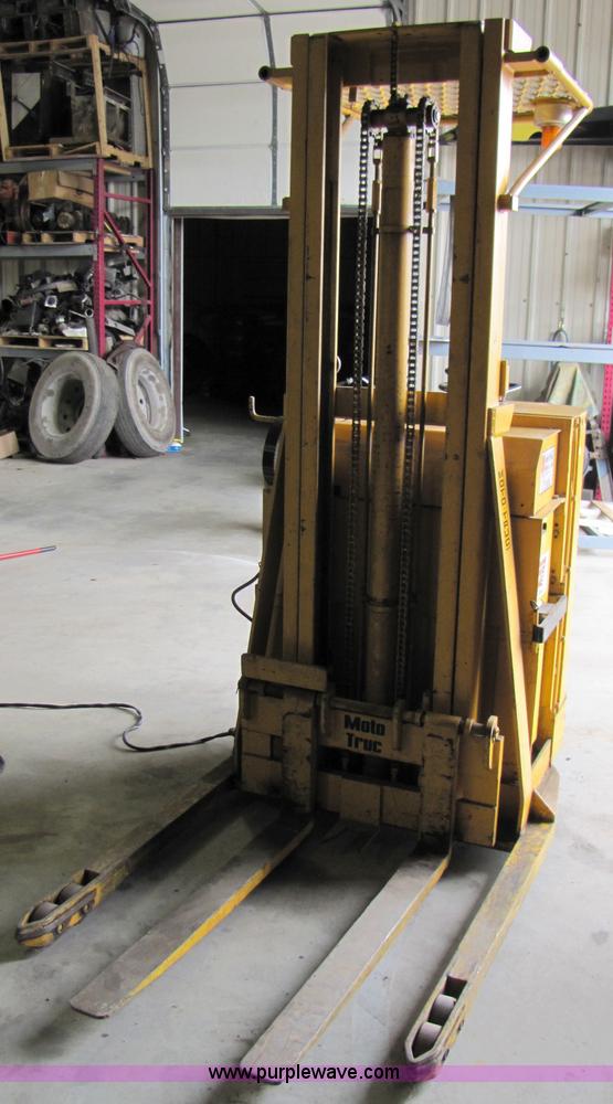 image for item 3509 Moto Truc electric forklift