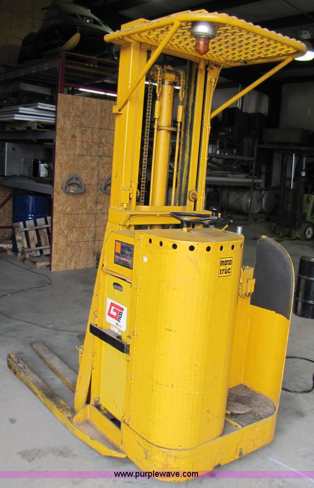 image for item 3509 Moto Truc electric forklift