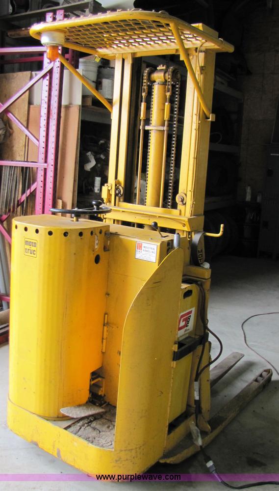 image for item 3509 Moto Truc electric forklift