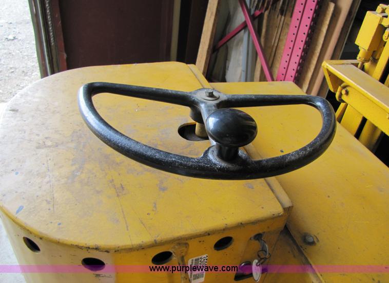 image for item 3509 Moto Truc electric forklift