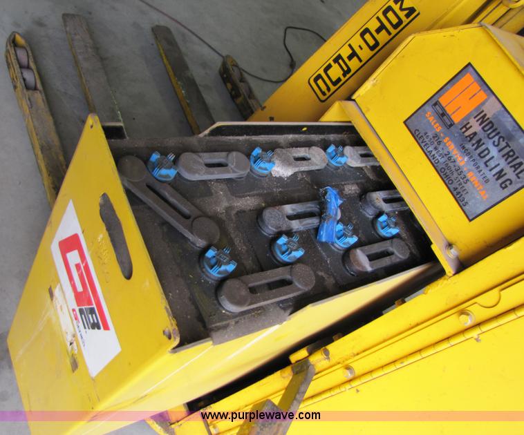 image for item 3509 Moto Truc electric forklift