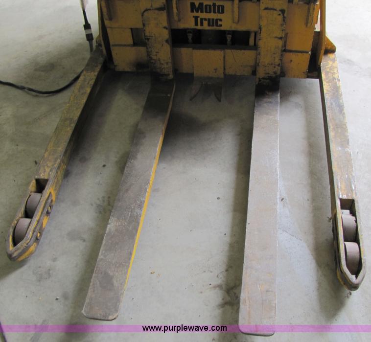 image for item 3509 Moto Truc electric forklift