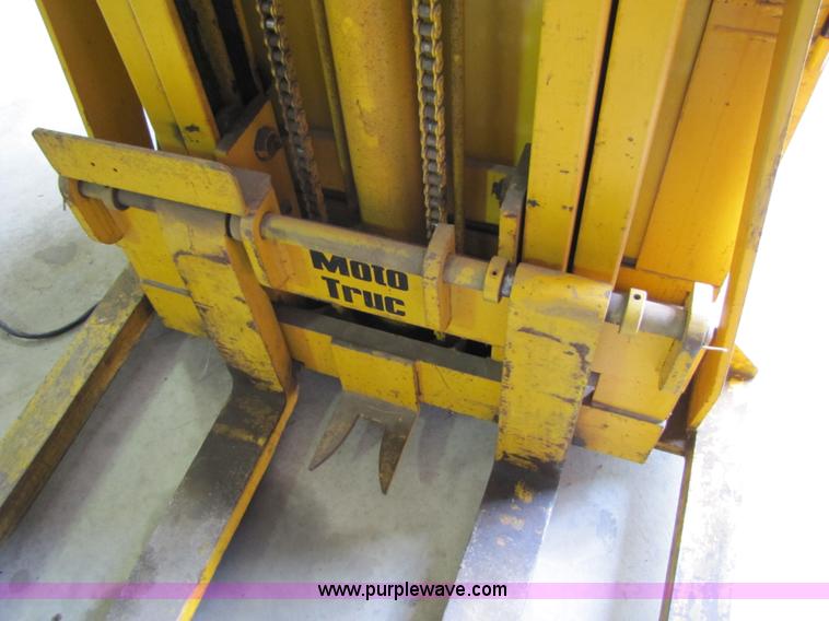 image for item 3509 Moto Truc electric forklift